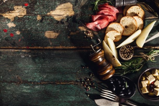 tasty-italian-greek-mediterranean-food-ingredients-top-view-on-green-old-rustic-table-above_1220-1681