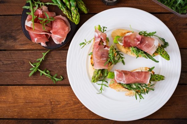 toasts-sandwich-with-asparagus-arugula-and-prosciutto_2829-25