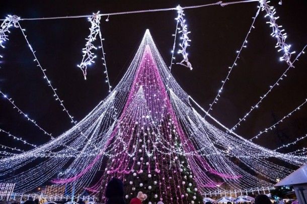 vilnius-does-it-again-spectacular-christmas-tree-illuminated-by-70000-lightbulbs-starts-festive-season-in-lithuanias-capital-5a2554e5e764a__880