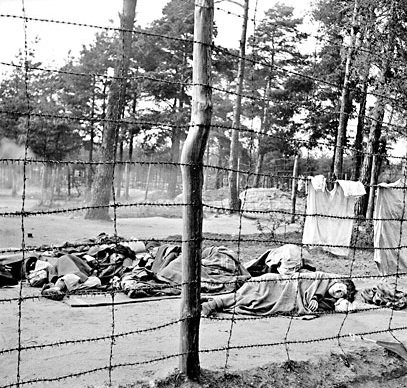 dead-and-dying-prisoners-at-the-newly-liberated-bergen-belsen-concentration-camp-979x1024
