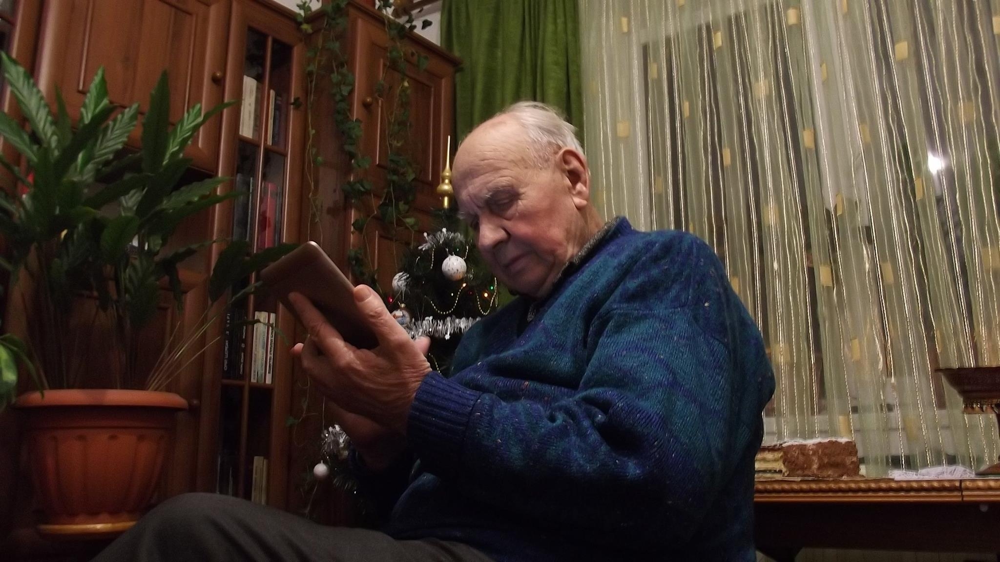 В 92 года. Имеет свой планшет и общается с родными в 