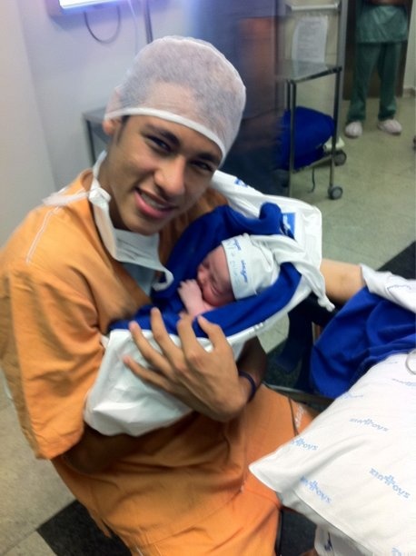 neymar-with-his-baby-son-david-lucca-da-silva-santos-in-hospital