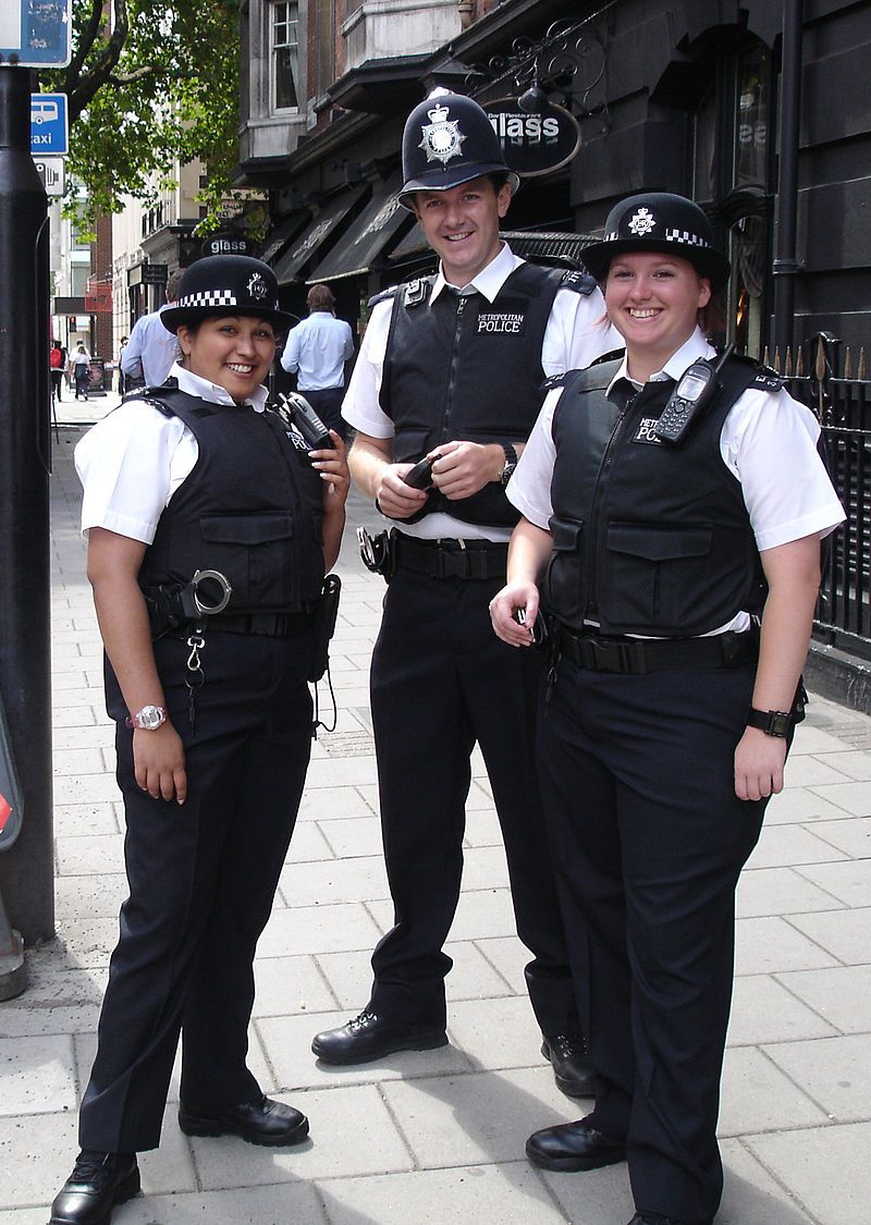 800px-very_friendly_mps_officers_in_london