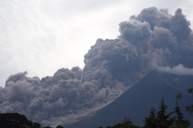 В Гватемале при извержении вулкана погибли 56 человек