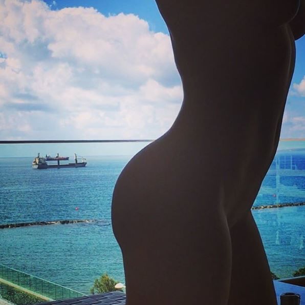 Голая Даша Астафьева сделала красивую фотосессию на фоне моря. ФОТО