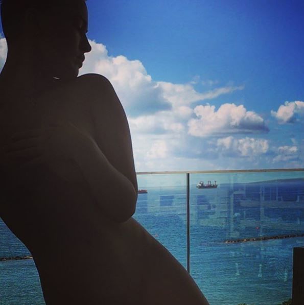 Голая Даша Астафьева сделала красивую фотосессию на фоне моря. ФОТО