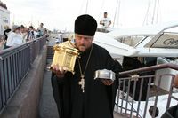 Самые главные святыни нес лично глава яхтенного Крестного хода, фото А. Лесик
