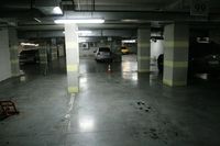 В соседней "Афине" паркинг практически пуст, фото А. Лесик